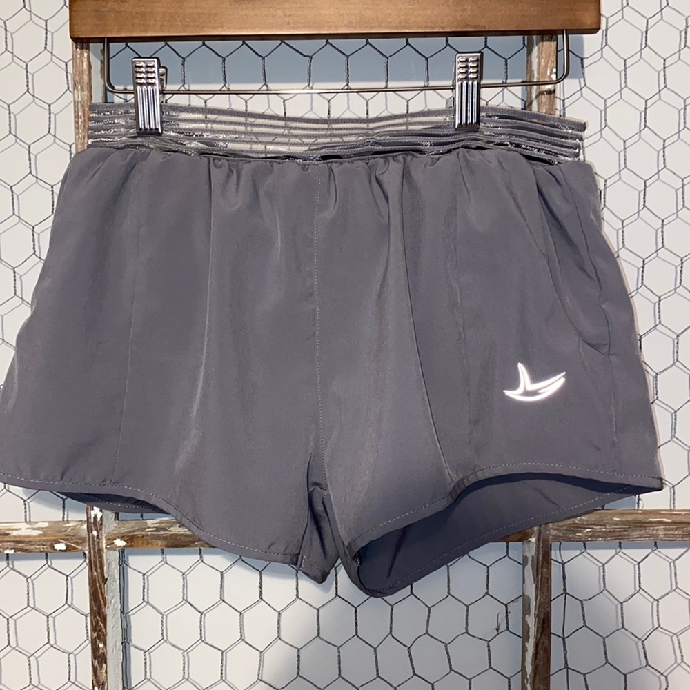 Lushenuni Shorts Women’s size Small